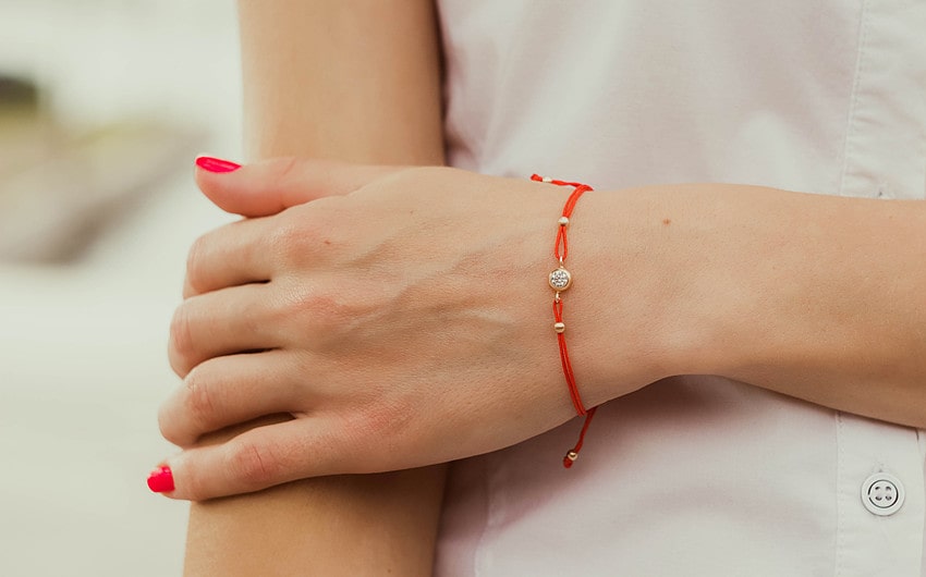 red string bracelet meaning