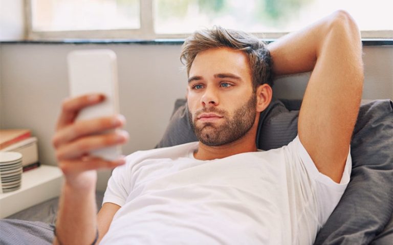 signs a guy is playing you over text